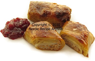 Stuffed cabbage rolls with lingonberry jam