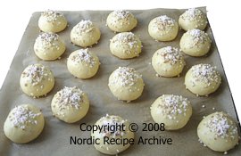 Leavened, decorated buns